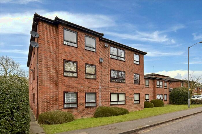 2 Bedroom Flat To Rent In The Paddocks, Savill Way, Marlow, Buckinghamshire SL7