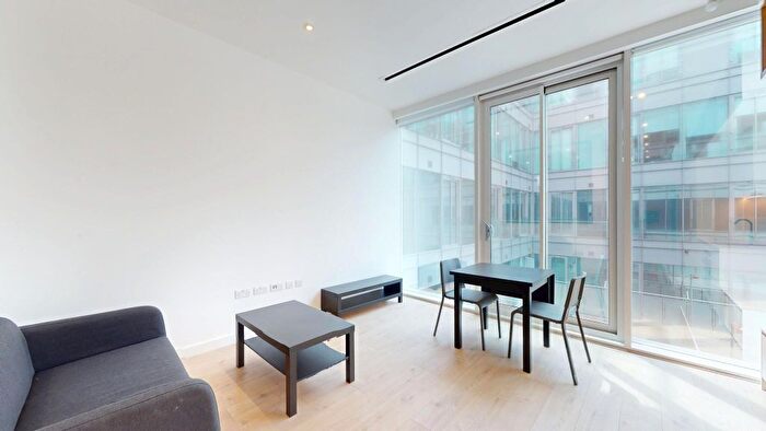 1 Bedroom Flat To Rent In Great West Road, Brentford, TW8