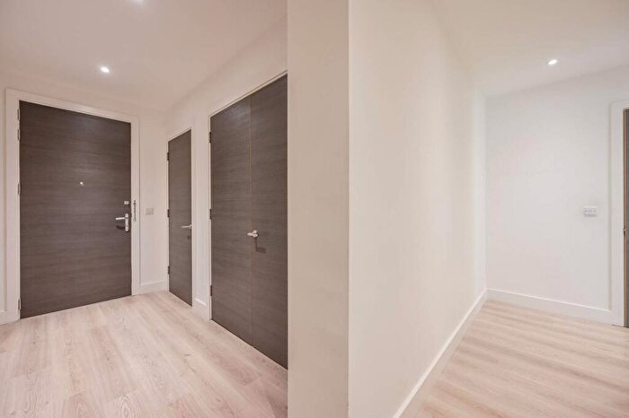 1 Bedroom Flat For Sale In Deauville Close, , Canary Wharf, London, E14