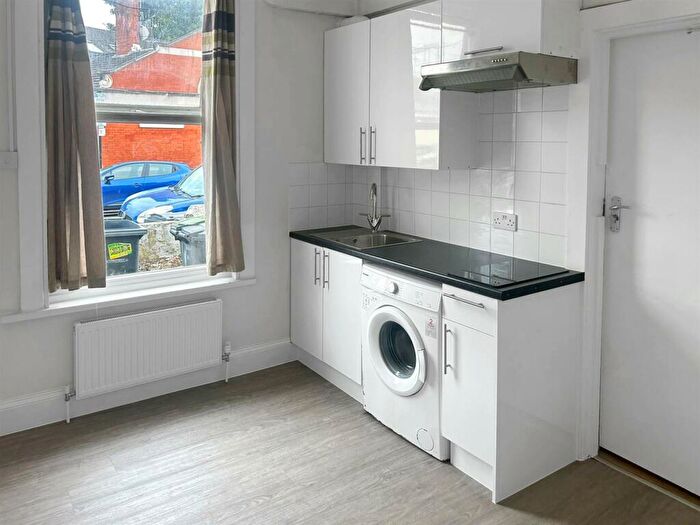 Flat To Rent In Morefield Road, Tottenham, London, N17