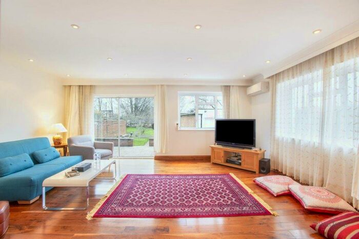 3 Bedroom Property To Rent In Melville Gardens, London, N13