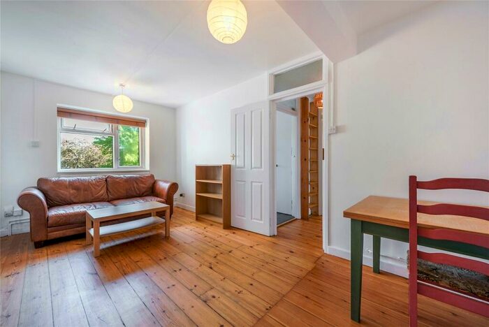 1 Bedroom Flat To Rent In Chertsey Court, Clifford Avenue, London, SW14