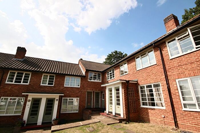 2 Bedroom Flat To Rent In The Lawns, Mount Pleasant, St. Albans, Hertfordshire, AL3