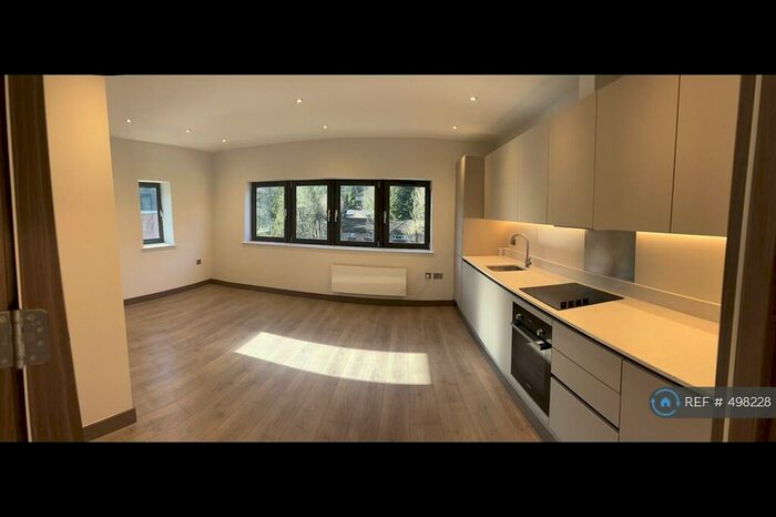 1 Bedroom Flat To Rent In Clearway Court, Caterham, CR3