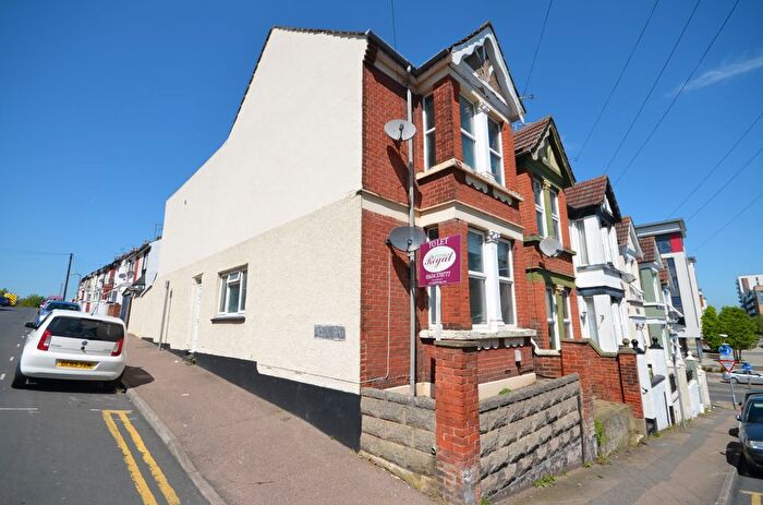 5 Bedroom End Of Terrace House To Rent In Milner Road, Gillingham, ME7