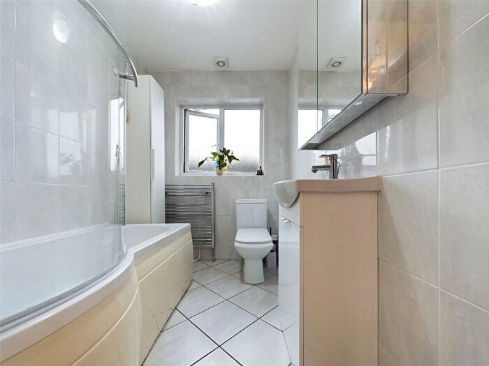 1 Bedroom Flat For Sale In Fourth Avenue, Romford, RM7