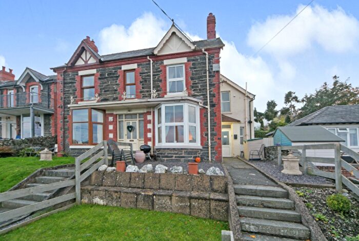 3 Bedroom House To Rent In Penybryn, LL21