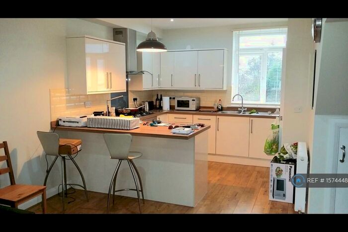 1 Bedroom Flat To Rent In King Lane, Leeds, LS17