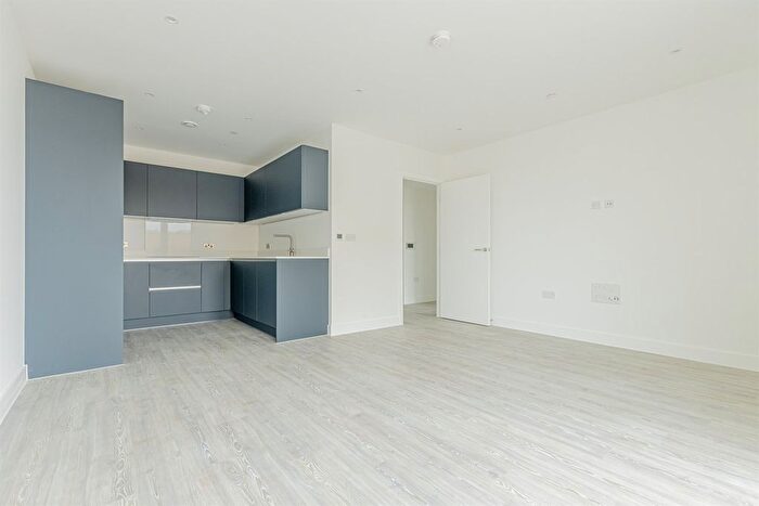1 Bedroom Flat To Rent In Clovelly Road, Hounslow, TW3