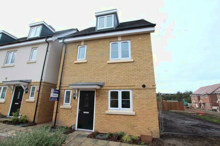 4 Bedroom Detached House To Rent In Knaphill, GU21