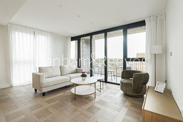 3 Bedroom Apartment To Rent In Boxwood Gardens, London Dock, E1W