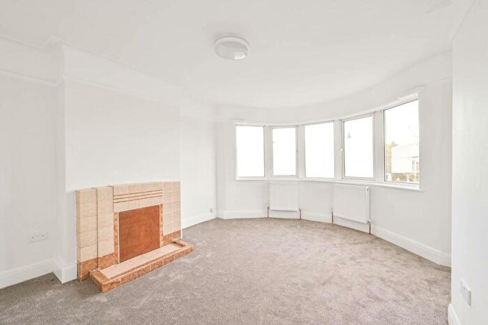 2 Bedroom Flat To Rent In Cricklewood Lane, Cricklewood, London, NW2