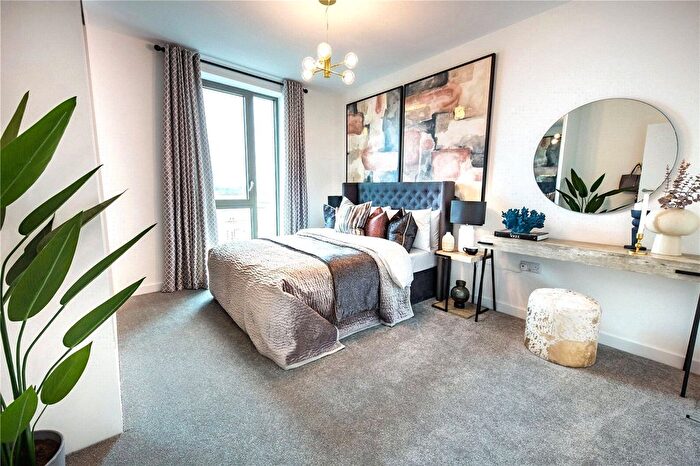 2 Bedroom Flat For Sale In The Lock, Greenford Quay, Greenford, UB6