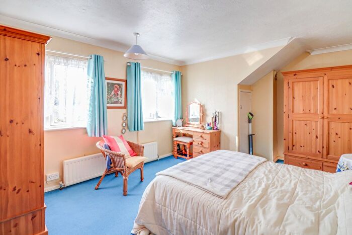 2 Bedroom Chalet For Sale In Lewes Way, Benfleet, SS7