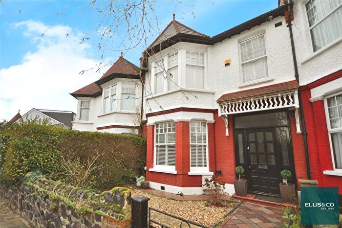 4 Bedroom Detached House For Sale In Queens Avenue, Finchley, N3