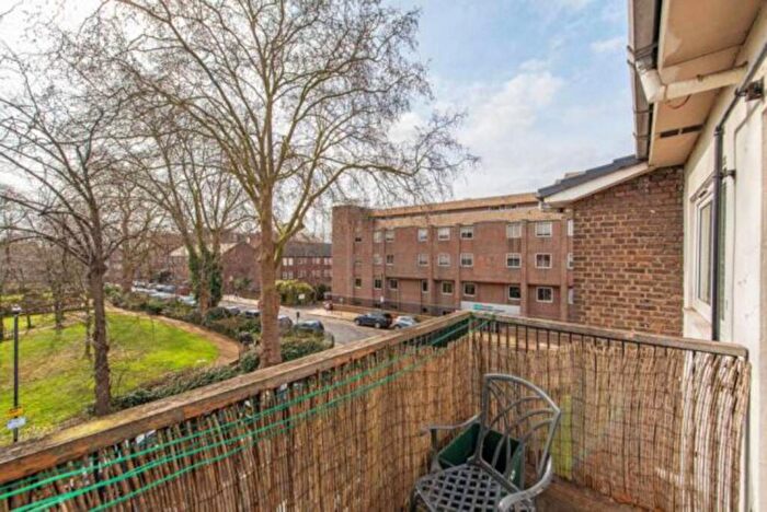 3 Bedroom Flat To Rent In Beaumont Square, Mile End, London, E1