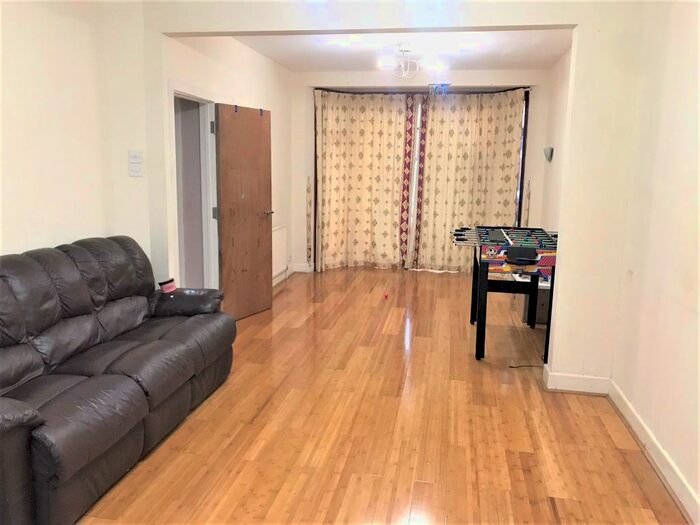 4 Bedroom Semi-Detached House To Rent In Grove Rd, Chadwell Heath RM6