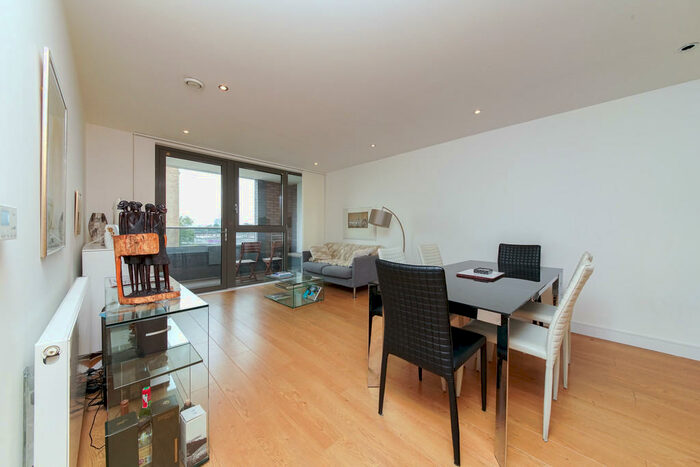 1 Bedroom Apartment To Rent In Chamberlain Court, Canada Water, SE16