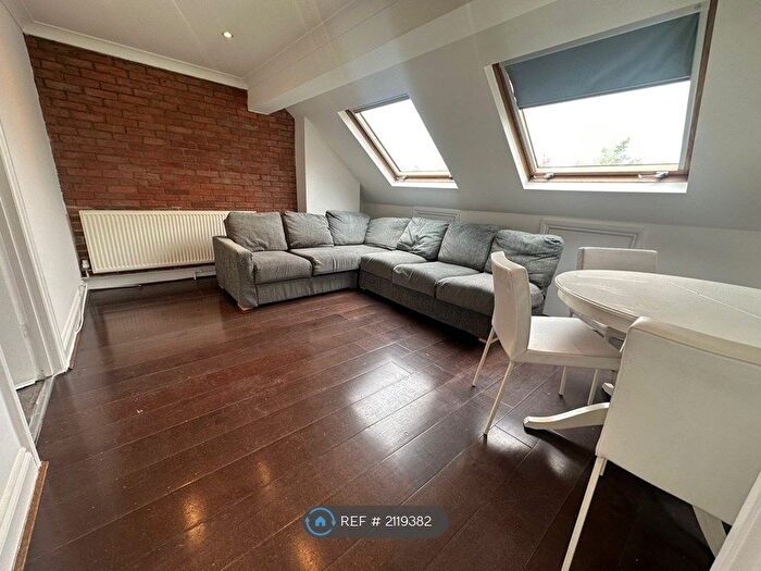 3 Bedroom Flat To Rent In Woodland Way, Mill Hill, London, NW7