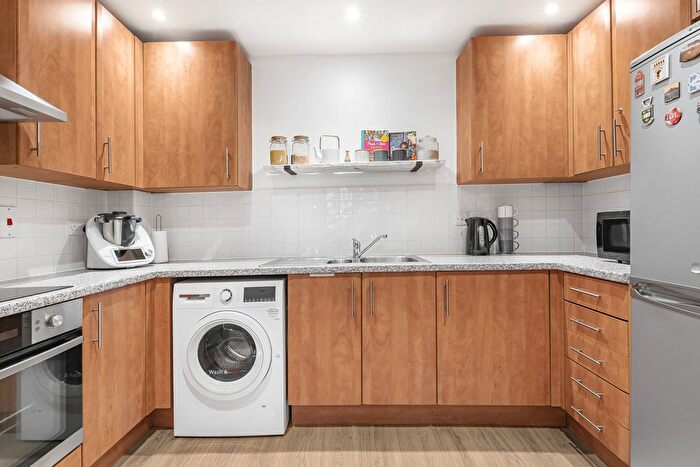 2 Bedroom Flat For Sale In Egrove Close, Oxford, OX1