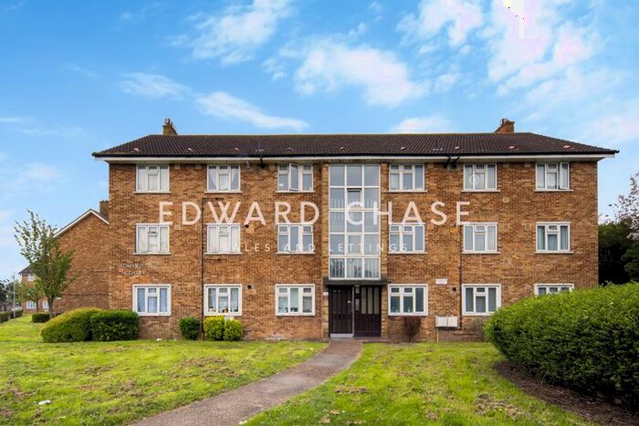 3 Bedroom Flat To Rent In Tomswood Hill, Barkingside, IG6