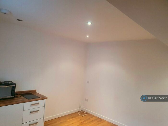 1 Bedroom Flat To Rent In Suffolk House, Weybridge, KT13