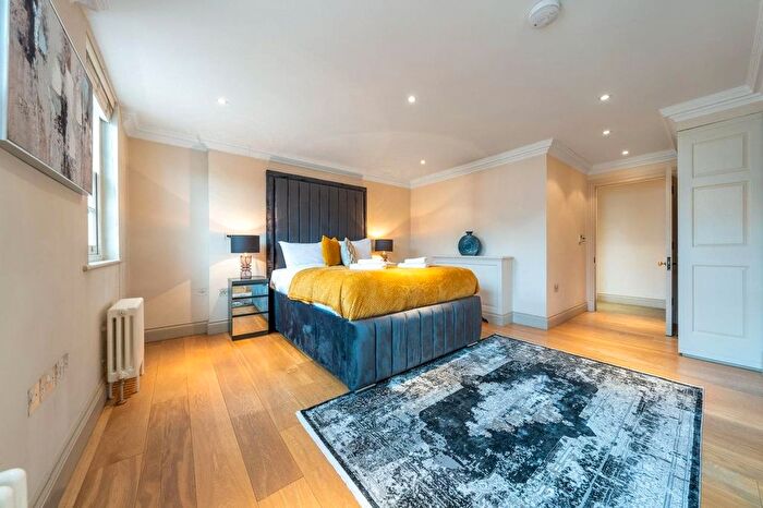 2 Bedroom Flat To Rent In Hertford Street, Mayfair, London, W1J