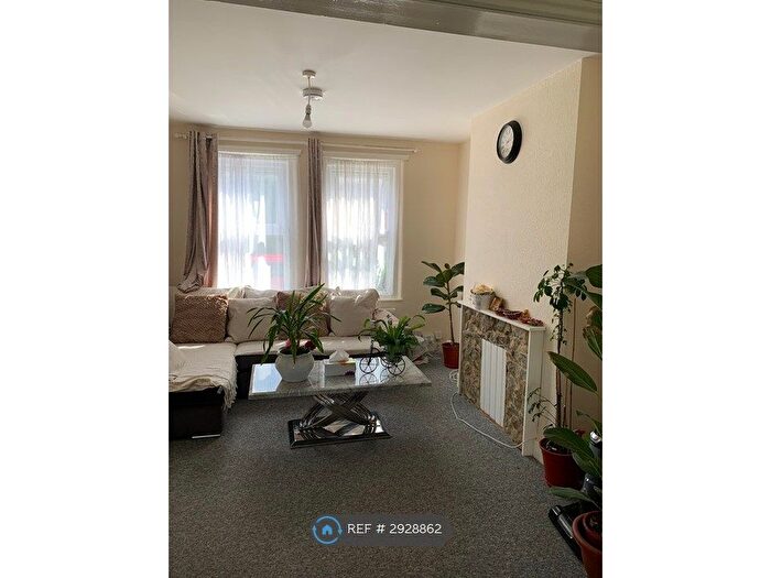 2 Bedroom Flat To Rent In Broomfield Road, Folkestone, CT19
