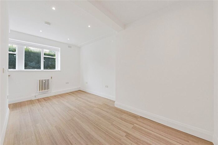 Apartment To Rent In Avenue Road, London, NW8