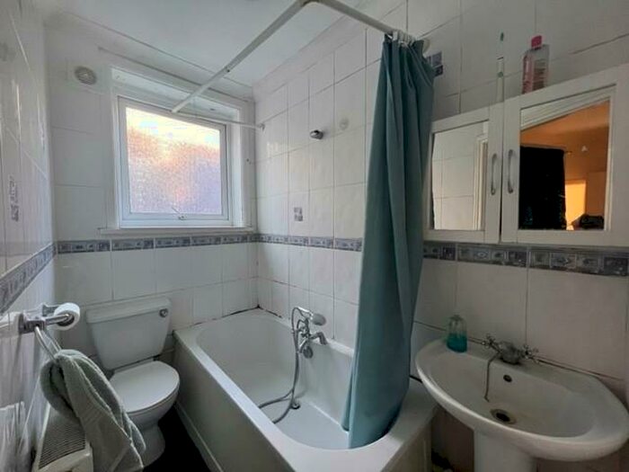 4 Bedroom House To Rent In Canterbury Road, Southsea, PO4