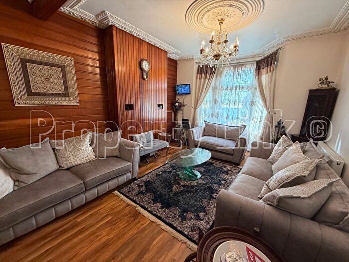 2 Bedroom Flat To Rent In Forest Drive, London, E12