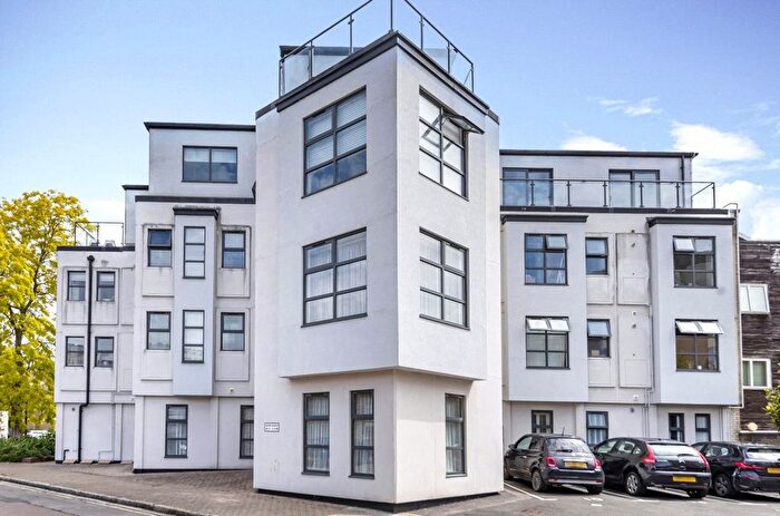 2 Bedroom Flat To Rent In Orchard Place, Southampton, Hampshire, SO14