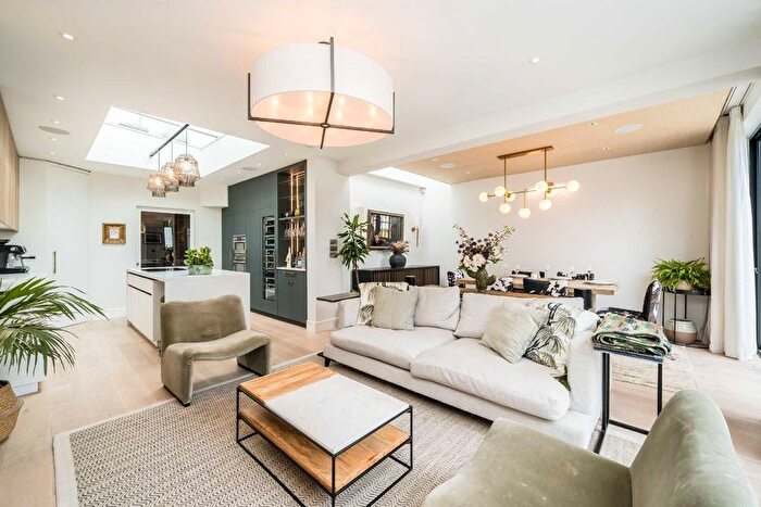 3 Bedroom Flat For Sale In Gauden Road, Clapham, SW4