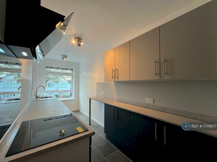 2 Bedroom Flat To Rent In Wimborne Court, Worthing, BN11