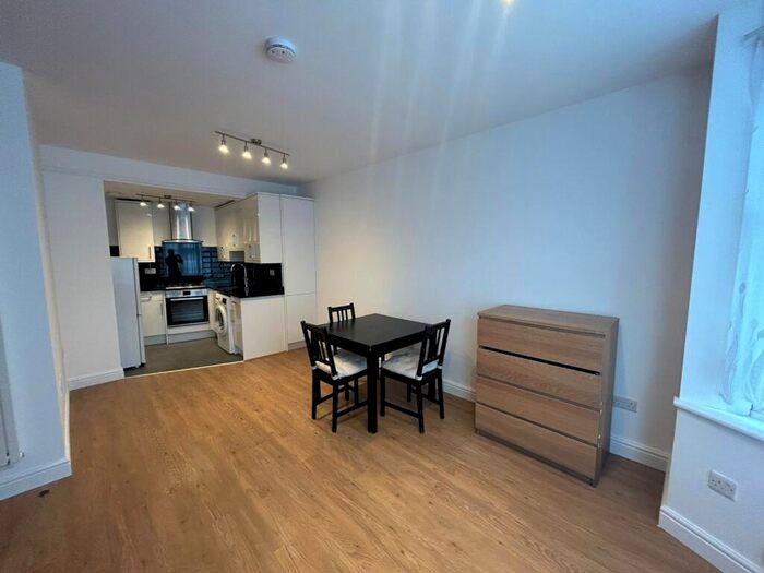 Studio To Rent In Highfield Avenue, London, NW11