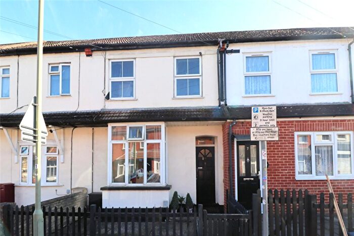 3 Bedroom Terraced House For Sale In Courtenay Road, Woking, Surrey, GU21