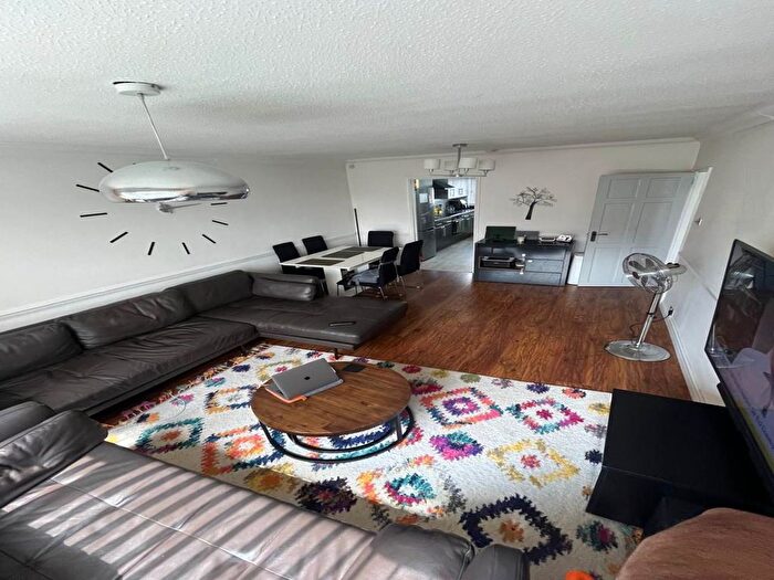 2 Bedroom Flat To Rent In Tithe Court, Langley, Slough, SL3