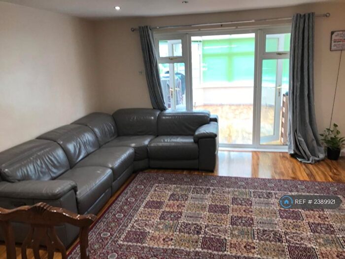 3 Bedroom Detached House To Rent In Mavoncliff Drive, Milton Keynes, MK4