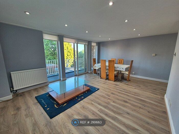 2 Bedroom Flat To Rent In Blair Court, London, NW8