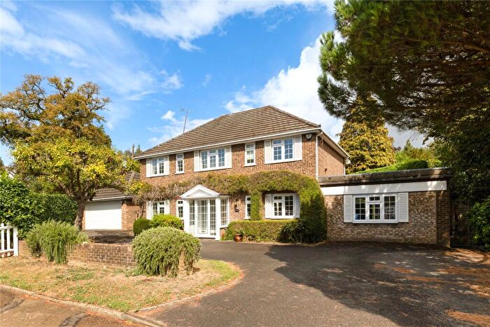 4 Bedroom Detached House To Rent In Southfield Place, Weybridge, KT13