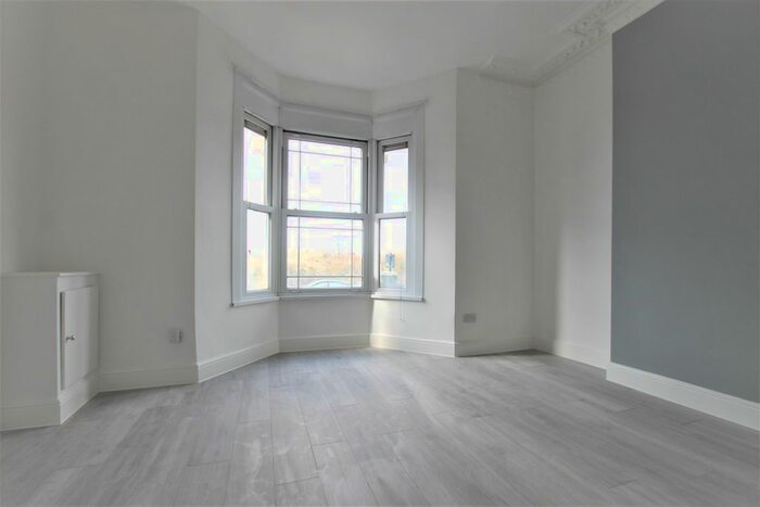 1 Bedroom Flat To Rent In Hollybush Hill, Wanstead, E11