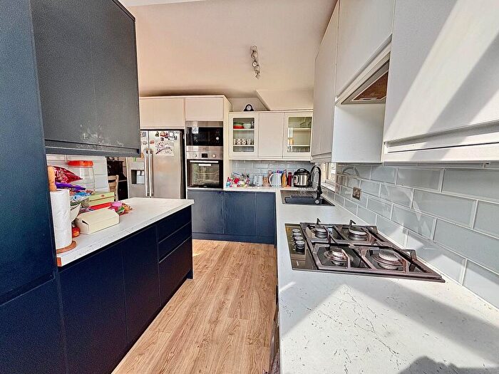 4 Bedroom House To Rent In Deynecourt Gardens, Wanstead, E11