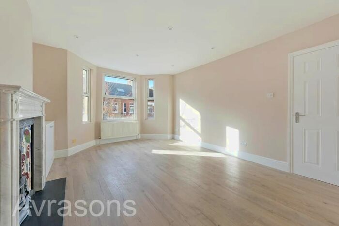 3 Bedroom Flat To Rent In Crewdson Road, London, SW9