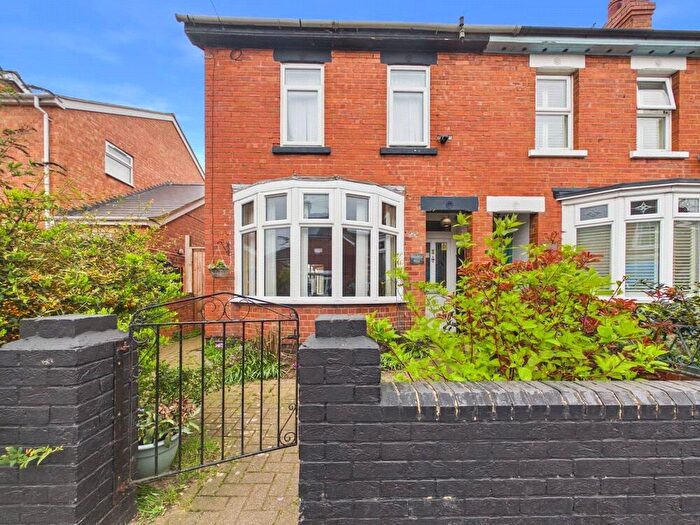 3 Bedroom Semi-Detached House For Sale In Vicarage Road, Gloucester, Gloucestershire, GL1