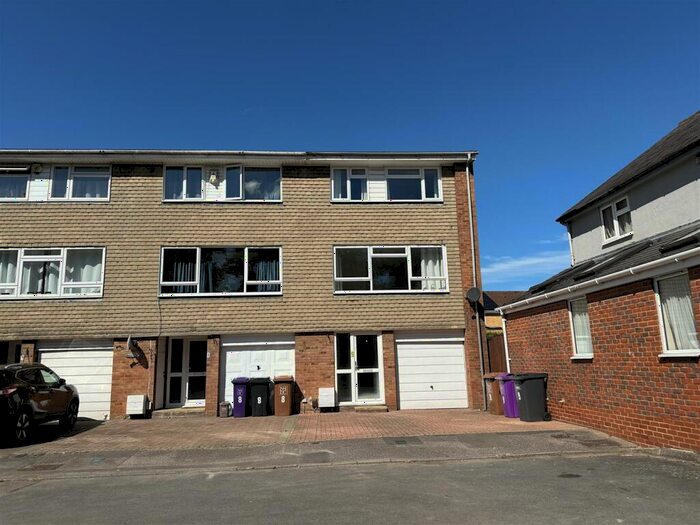 4 Bedroom House To Rent In Firs Close, Hitchin, Hertfordshire, SG5