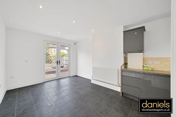 2 Bedroom Flat To Rent In Leighton Gardens, Kensal Rise, London, NW10