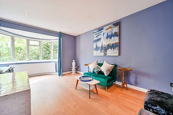 2 Bedroom Flat To Rent In Perryn Road, Poet's Corner, W3