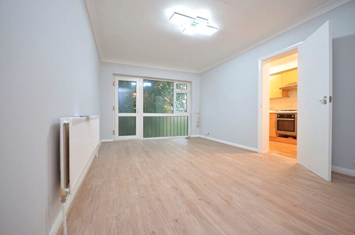 2 Bedroom Flat To Rent In Hazel Court, Hamilton Road, London, W5