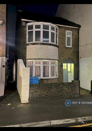 3 Bedroom Semi-Detached House To Rent In Station Street, Sittingbourne, ME10