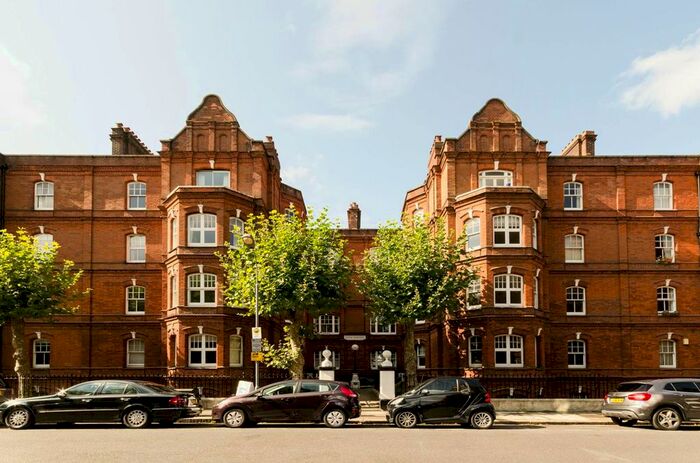 3 Bedroom Flat To Rent In Queens Club Gardens, Barons Court, London, W14